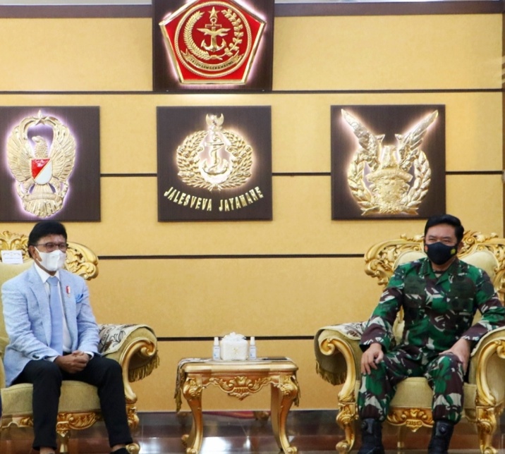 Menteri Komunikasi dan Informatika, Johnny G. Plate bertemu dengan Panglima (TNI) Marsekal TNI Hadi Tjahjanto di Markas Besar TNI Cilangkap, Rabu (05/05/2021).