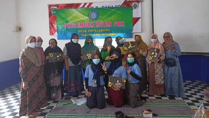 Mahasiswa KKN Universitas Negeri Malang Bersama Ibu PKK