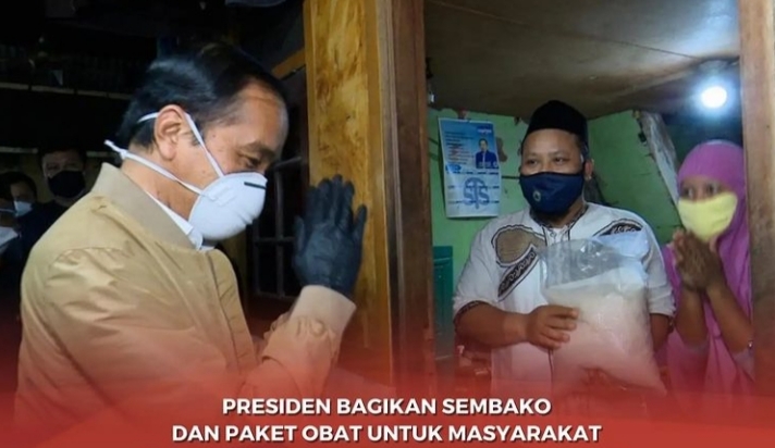 Presiden Joko Widodo blusukan bagikan sembako kepada warga di Kelurahan Sunter Agung, Kecamatan Tanjung Priok, Jakarta Utara, Kamis (15/7/2021) malam. Foto: sekretariat presiden