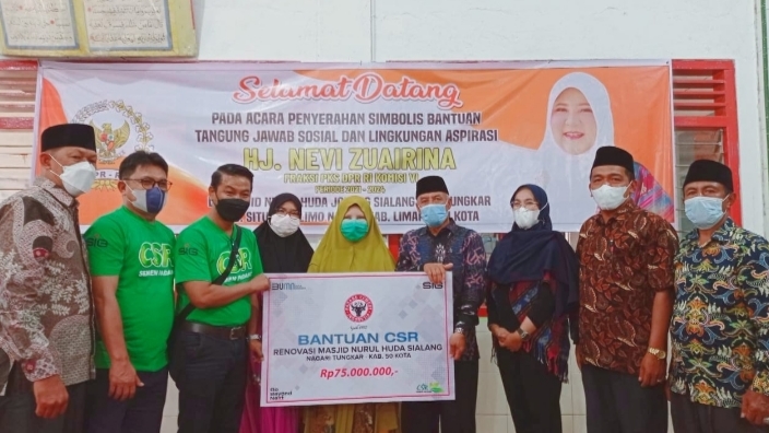 Anggota DPR RI Hj. Nevi Zuarina Bersama PT Semen Padang Salurkan Bantuan CSR Untuk Mesjid Nurul Huda Nagari Tungkar