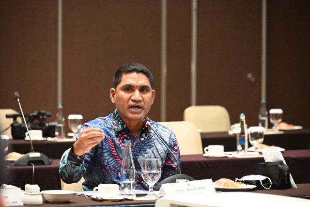 Anggota Komisi XI DPR RI Ahmad Yohan saat mengikuti pertemuan Tim Kunjungan Kerja Komisi XI DPR RI dengan perwakilan Kementerian Keuangan, Kepala Daerah dan Ketua DPRD se-Bali, serta Kepala Daerah dan Ketua DPRD se-Nusa Tenggara Timur (NTT) di Kabupaten Gianyar, Bali, Kamis (18/11/2021)