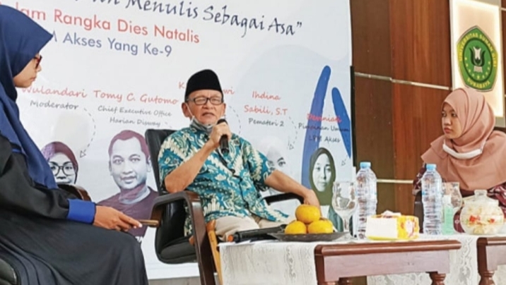 Penyair D. Zawawi Imron saat menjadi pembicara dalam Seminar Sastra memperingati Hari Pers Nasional yang diadakan Lembaga Pers Mahasiswa (LPM) Akses Universitas Sunan Giri, Surabaya.(9/2)