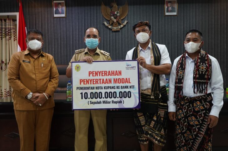 Wali Kota Kupang, Dr. Jefirstson R. Riwu Kore, MM, MH Serahkan Tambahan Penyertaan Modal Rp 10 M Kepada Direktur Utama Bank NTT, Harry Alexander Riwu Kaho