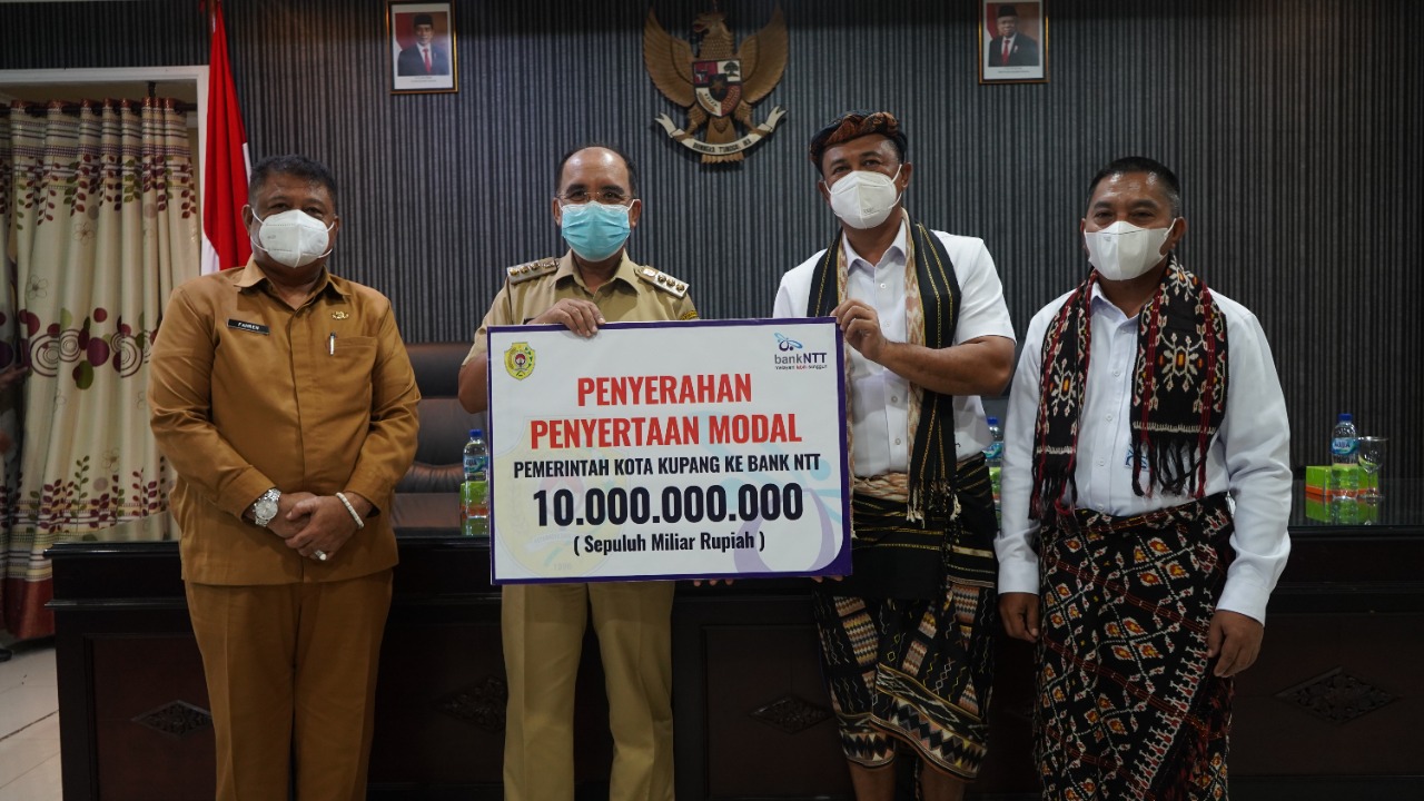 Wali Kota Kupang, Dr. Jefirstson R. Riwu Kore, MM, MH Serahkan Tambahan Penyertaan Modal Rp 10 M Kepada Direktur Utama Bank NTT, Harry Alexander Riwu Kaho