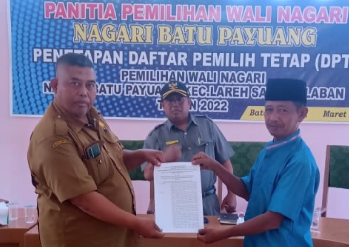 Ketua Panitia Pilwanag Batu Payuang Zulwendra. Dt. Bagindo Said menyerahkan tembusan penetapan DPT kepada Walinagari Budi Margana, SKm disaksikan Ketua Bamus Yentyawarman Dt.Paduko Sati (tengah)