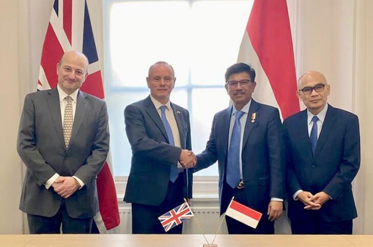 Menkominfo Johnny Plate bersama Menteri Ekspor dan Ekualitas Inggris Mike Freer, serta CEO UK Export Finance (UKEF) Louis Taylor.