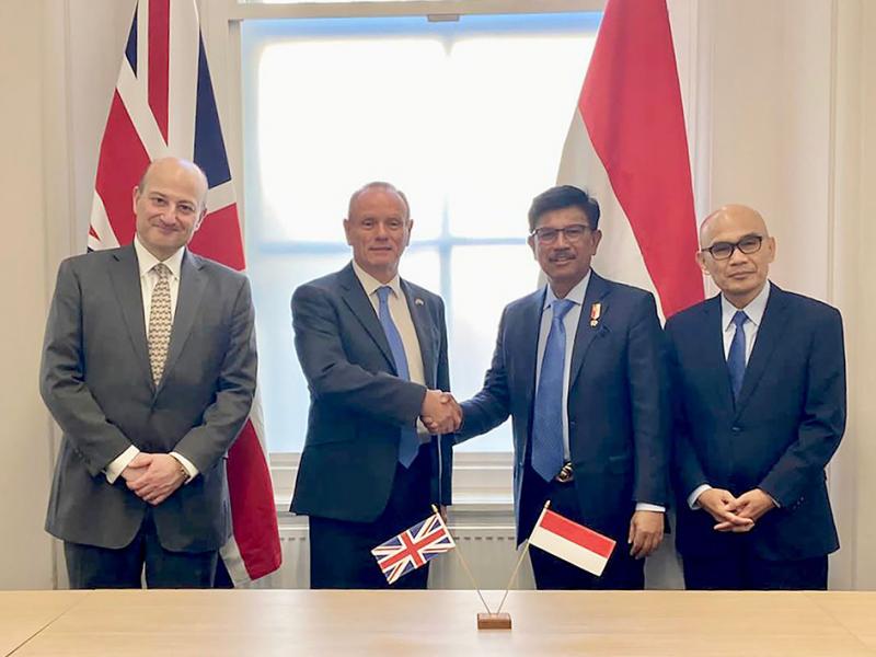 Menkominfo Johnny Plate bersama Menteri Ekspor dan Ekualitas Inggris Mike Freer, serta CEO UK Export Finance (UKEF) Louis Taylor.