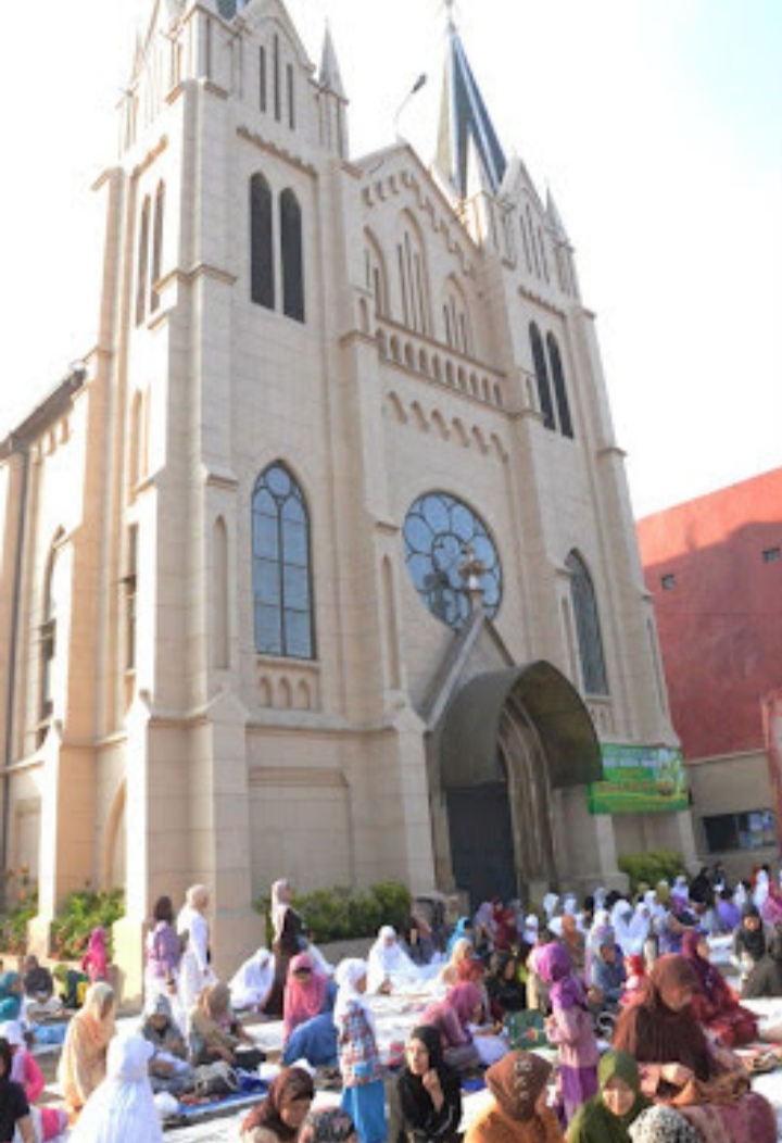 Shalat Idul Fitri di halaman Gereja Hati Kudus Yesus Kayutangan, Kota Malang
