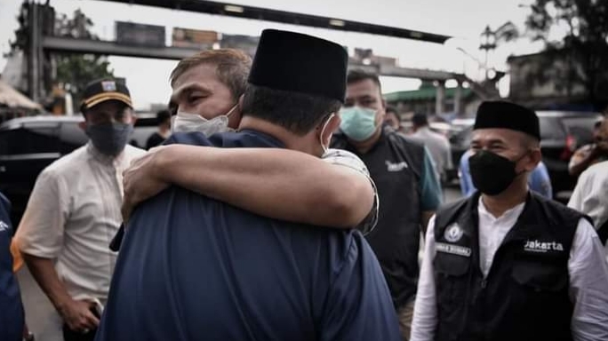Gubernur DKI Jakarta Anies Baswedan dipeluk warga korban kebakaran Pasar Gembrong
