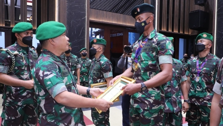 Kepala Staf Angkatan Darat (Kasad) Jenderal TNI Dudung Abdurachman, S.E., M.M. saat memberikan penghargaan personel TNI AD