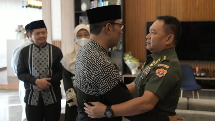 Kepala Staf Angkatan Darat (KSAD) Jenderal TNI Dr. Dudung Abdurachman, S.E., M.M dan Gubernur Provinsi Jawa Barat Dr. H. Mochamad Ridwan Kamil, S.T., M.U.D