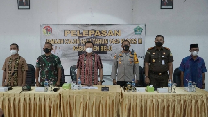 Bupati Belu dr. Agustinus Taolin, SpPD-KGEH, FINAS bersama Kapolres Belu, AKBP Yosep Krisbiyanto, S.I.K saat acara Pelepasan calon jamaah haji kabupaten Belu 
