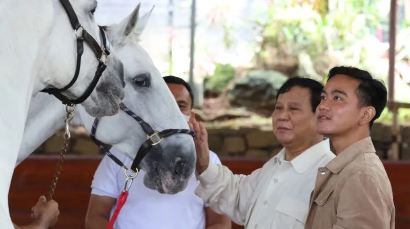 Ketua Umum DPP Partai Gerindra Prabowo Subianto mengajari Wali Kota Surakarta Gibran Rakabuming Raka berkuda