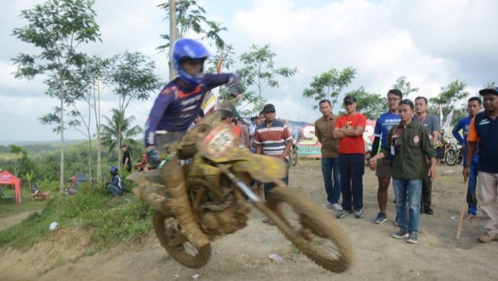 Danrem 071/Wijayakusuma Kolonel Inf Yudha Airlangga, S.E saat menyaksikan Enduro Race Danrem 071 Cup