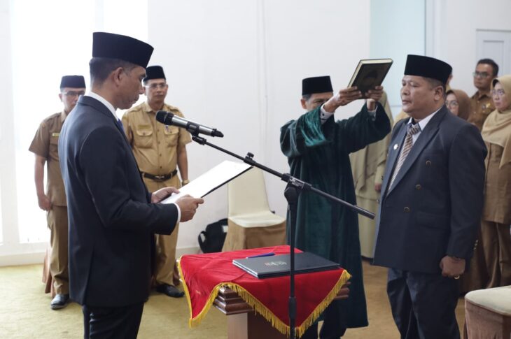 Medison melantik dan mengambil sumpah jabatan Armen AP sebagai Kepala Dinas Pariwisata, Kebudayaan Kabupaten Solok Asisten I, Syahrial, Asisten II, Deni Prihatni, Asisten III Editiawarman, Staf Ahli Bidang Ekonomi Pembangunan dan Keuangan Eva Nasri, Camat se-Kabupaten Solok, Kepala OPD