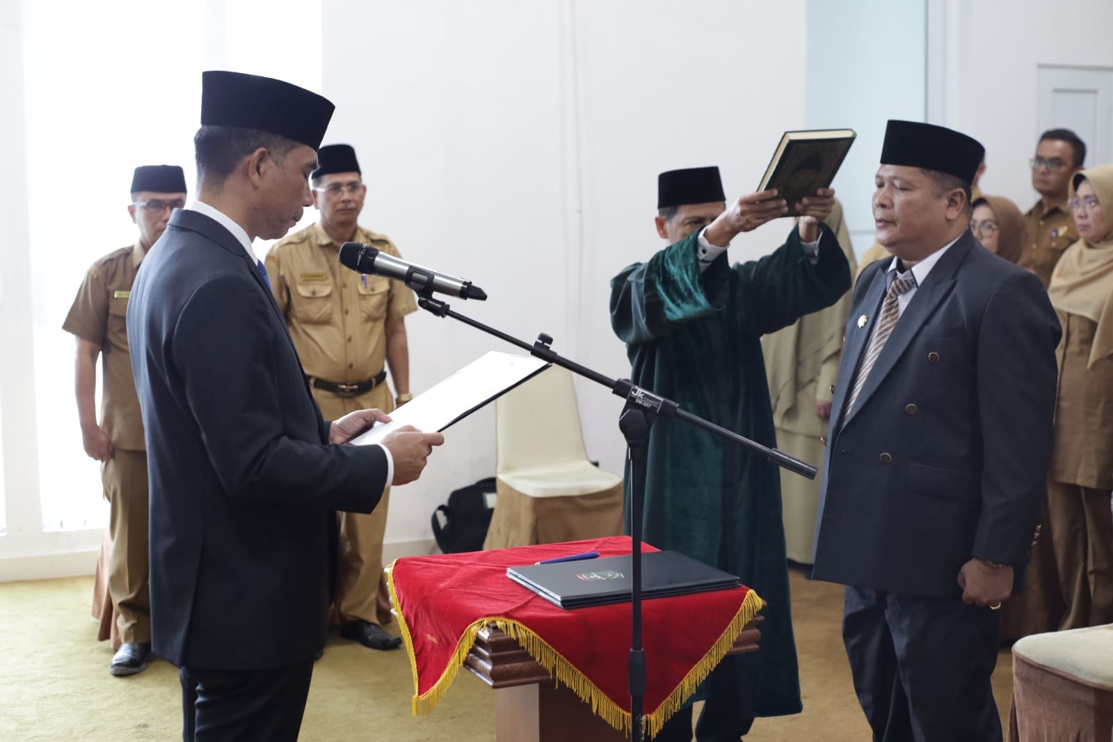 Medison melantik dan mengambil sumpah jabatan Armen AP sebagai Kepala Dinas Pariwisata, Kebudayaan Kabupaten Solok Asisten I, Syahrial, Asisten II, Deni Prihatni, Asisten III Editiawarman, Staf Ahli Bidang Ekonomi Pembangunan dan Keuangan Eva Nasri, Camat se-Kabupaten Solok, Kepala OPD