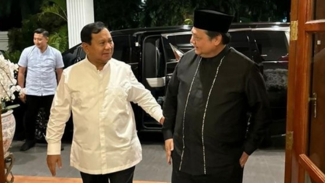 Prabowo Subianto dan Airlangga Hartarto bertemu dalam suasana Idulfitri. (foto: twitter @airlangga_hrt)