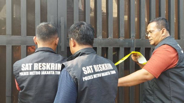 Anggota kepolisian Polres Jakarta Timur menyegel rumah di Kompleks Billy Moon, Pondok Kelapa yang digunakan sebagai klinik aborsi.