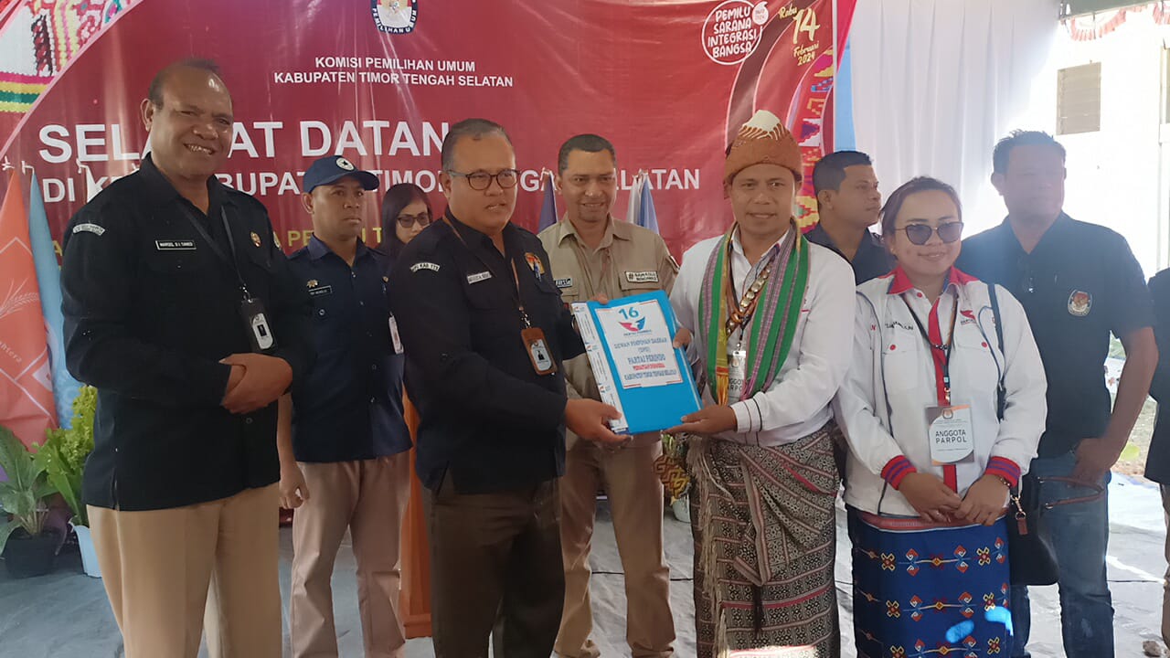 Ketua DPD Perindo TTS, Marthen Natonis, S.Hut.,M.Si Saat menyerahkan berkas Bacaleg di KPUD TTS pada Sabtu (13 Mei 2023) 