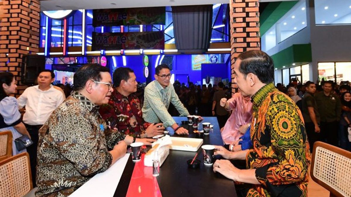 Menparekraf Sandiaga Uno ngopi bareng bersama Presiden Joko Widodo, Ketua MK Anwar Usman, Panglima TNI Laksamana Yudo Margono, dan Seskab Pramono