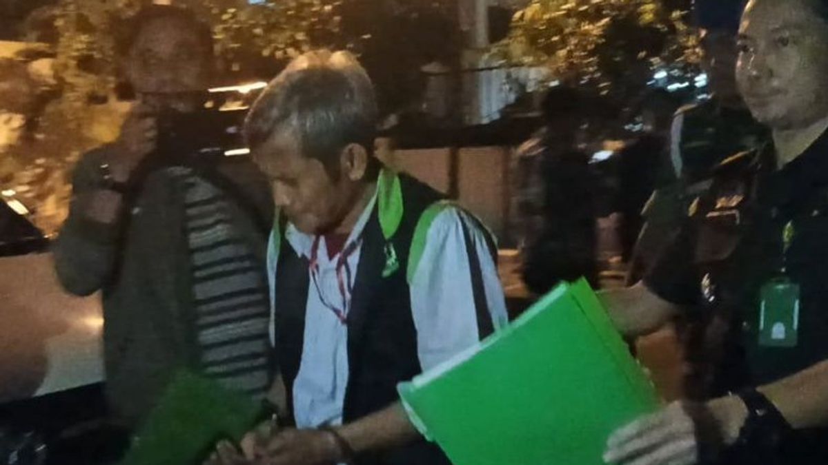 Tersangka berinisial IN digiring menuju ruang tahanan setelah ditetapkan sebagai tersangka korupsi proyek perumahan prajurit fiktif di kantor Kejati Jatim, Surabaya,
