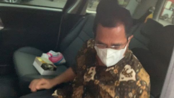 Sekjen DPR Indra Iskandar memilih bungkam usai diperiksa KPK pada Rabu, 31 Mei.