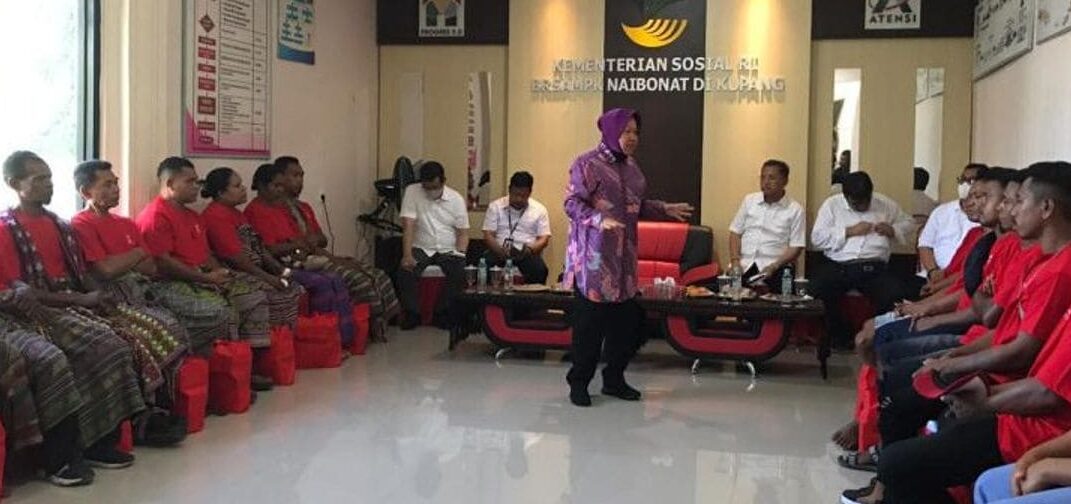 Mensos Risma Susun Program Pemberdayaan untuk Korban TPPO di NTTMenteri Sosial Tri Rismaharini berdialog bersama 22  korban tindak pidana perdagangan orang (TPPO) yang menjadi penerima manfaat pemberdayaan di Sentra Efata Kupang, Nusa Tenggara Timur, 