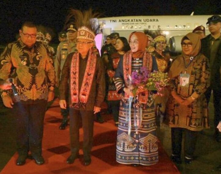 Wakil Presiden Ma’ruf Amin beserta istri Wury Ma’ruf Amin tiba di Sorong, Papua Barat Daya, Sabtu (15/7) malam. ANTARA/HO-BPMI Setwapres