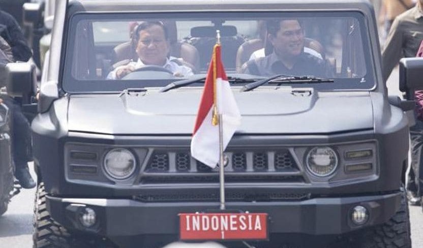 Prabowo Subianto mengendarai kendaraan taktis Maung 4x4 bersama Presiden Joko Widodo dan Ibu Negara Iriana Jokowi di PT Pindad. Tutut serta di sebelah Prabowo yang memegang kemudi sopir duduk Menteri BUMN Erick Thohir