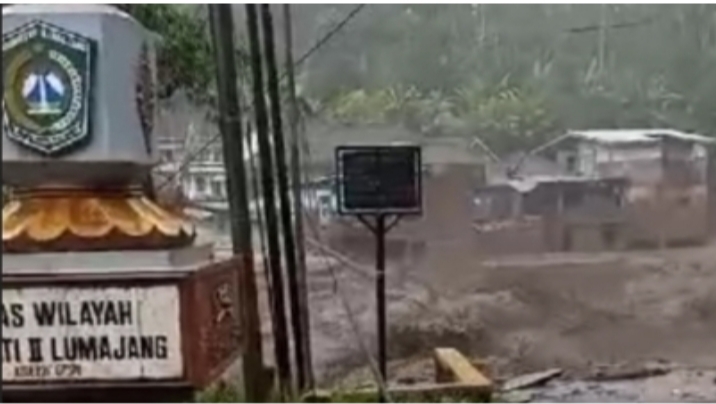 Jembatan Lumajang Malang Putus Akibat Banjir Lahar Gunung Semeru