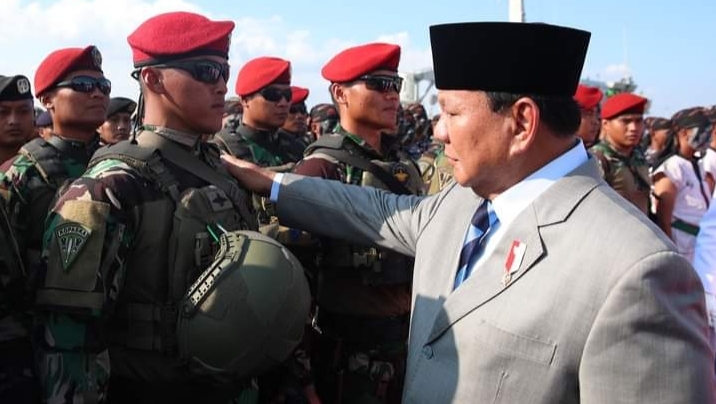 Menhan Prabowo Subianto menyapa prajurit TNI AL selepas upacara serah terima KRI Pulau Fani dan Pulau Fanildo.