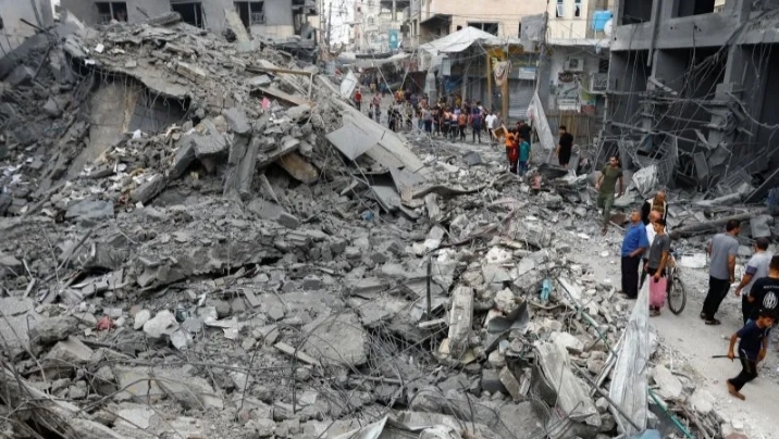 Warga Palestina memeriksa kerusakan setelah Israel melancarkan serangan di Khan Younis di Jalur Gaza selatan pada 10 Oktober 2023.