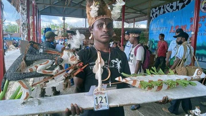 Karya Ukir Siswa SD Kelas VI di Festival Asmat Pokman Ke-36 Mendapat Penghargaan Dari Wabup Thomas Safanpo Senilai Rp 20juta