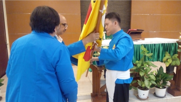 Penyerahan bendera pataka THS THM oleh Pendiri THS THS kepada Indranas Gaho.