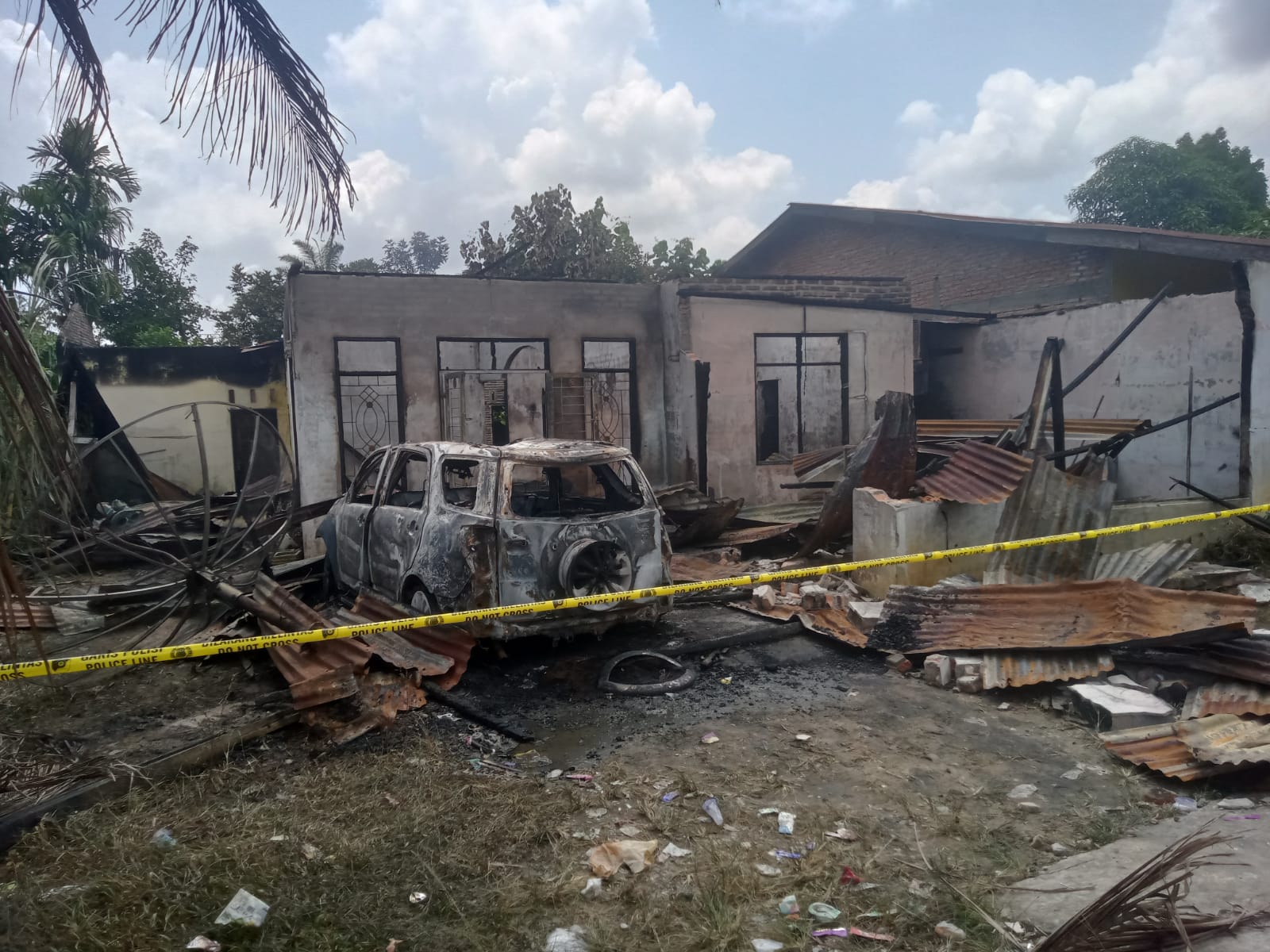 Rumah wartawan yang diduga dibakar OTK di gg Dame Talak Simin kelurahan Silandorung kecamatan Rantau Utara