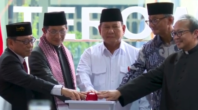 Presiden RI Prabowo Subianto saat meresmikan Terowongan Silaturahim yang menghubungkan Masjid Istiqlal dengan Gereja Katedral, di Jakarta, Kamis (12/12/2024).