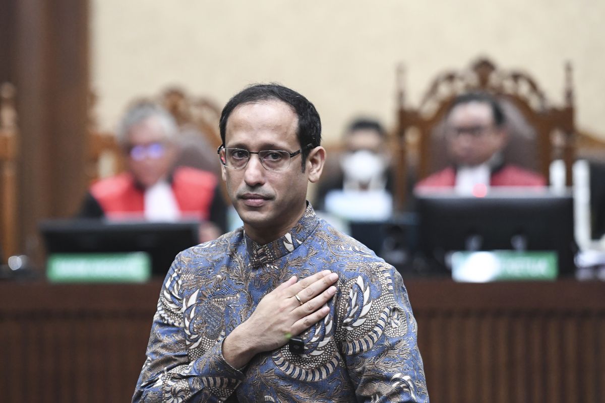 Eks Menteri Pendidikan, Kebudayaan, Riset, dan Teknologi, Nadiem Anwar Makarim, dijatuhi vonis 10 tahun dengan denda Rp1 miliar atau pengganti penjara 190 hari. Dia juga diminta membayar uang pengganti sebesar Rp809 miliar terkait kasus korupsi pengadaan laptop Chromebook dan Chrome OS di Kemendikbudristek. Jika Nadiem tidak memiliki harta benda yang mencukupi untuk membayar uang pengganti, maka diganti dengan hukuman penjara selama lima tahun. Putusan ini lebih rendah dibandingkan dengan tuntutan yang diajukan. Jaksa menuntut Nadiem dengan hukuman 18 tahun penjara, denda Rp1 miliar atau pengganti penjara 190 hari, serta uang pengganti Rp5,6 triliun atau pengganti penjara sembilan tahun. "Terdakwa dinyatakan bersalah melakukan tindak pidana korupsi secara bersama-sama dalam dakwaan subsidair," ucap Ketua Majelis Hakim, Purwanto S. Abdullah, di Pengadilan Tindak Pidana Korupsi, Jakarta, Selasa (30/06). Ketua Majelis Hakim Purwanto S. Abdullah, menyatakan Nadiem wajib membayar uang pengganti tersebut paling lama satu bulan setelah putusan berkekuatan hukum tetap. "Apabila terdakwa tidak membayar uang pengganti paling lama dalam waktu satu bulan sesudah putusan memperoleh kekuatan hukum tetap, maka harta benda terdakwa dapat disita oleh Jaksa dan dilelang untuk menutupi uang pengganti tersebut," ujar hakim saat membacakan amar putusan. Majelis hakim juga mengatur konsekuensi apabila harta benda terdakwa tidak mencukupi untuk menutupi pembayaran uang pengganti. "Dalam hal terdakwa tidak mempunyai harta benda yang mencukupi untuk membayar uang pengganti, maka diganti dengan pidana penjara selama lima tahun," ujar hakim. Dalam sidang vonis ini, satu hakim anggota berbeda pendapat atau dissenting opinion dan menilai Nadiem semestinya dibebaskan dari segala tuduhan. Sementara itu, empat majelis hakim menilai tindakan Nadiem dalam perkara ini memenuhi semua unsur sesuai dengan dakwaan subsidair. Adapun dakwaan subsidair memuat Pasal 3 juncto Pasal 18 Undang-Undang RI Nomor 20 Tahun 2001 tentang Pemberantasan Tindak Pidana Korupsi juncto Pasal 55 ayat (1) ke-1 KUHP atau Pasal 604 KUHP Baru. Sementara itu, dakwaan primer yaitu Pasal 2 ayat (1) UU Tipikor juncto Pasal 55 ayat (1) ke-1 KUHP atau Pasal 603 KUHP Baru diputuskan hakim tidak terbukti. Mengenai uang pengganti sebesar Rp4,87 triliun, hakim anggota Eryusman berkata jika penuntut umum ingin membuktikan maka bisa melalui metode tindak pidana pencucian umum. Selain Nadiem, bekas Direktur SMP Kemendikbudristek, Mulyatsah; bekas Direktur SD pada Direktorat Jenderal Pendidikan Anak Usia Dini (PAUD), Pendidikan Dasar, dan Pendidikan Menengah, Sri Wahyuningsih; dan konsultan, Ibrahim Arief atau Ibam juga menjadi terdakwa dalam kasus ini. Sri diputus menjalani hukuman empat tahun penjara dan Mulyatsyah dihukum 4,5 tahun penjara. Ibam juga divonis empat tahun penjara dan denda Rp500 juta. Untuk Ibam, dua majelis hakim berbeda pendapat ketika menjatuhkan putusan. Sementara itu, bekas staf khusus Nadiem, yaitu Jurist Tan, masih buron sampai saat ini. Dari perkara ini dimulai sekitar 10 bulan lalu, jaksa menilai Nadiem terbukti melawan hukum, memperkaya diri sendiri dan orang lain, serta mengakibatkan kerugian negara. Hal ini pula yang dituangkan dalam dakwaan. Sementara itu, Nadiem tetap bersikukuh tidak ada perbuatannya yang melawan hukum dan tidak ada unsur pidana yang terbukti sama sekali sepanjang persidangan. Hal ini disampaikan pada agenda pleidoi dan juga duplik. Sidang putusan kasus ini dimulai sesuai jadwal pada 10.00 WIB. Majelis hakim sempat menanyakan kondisi kesehatan Nadiem. Penggagas aplikasi Gojek ini berkata dirinya mengalami reinfeksi dan dibawa ke rumah sakit beberapa waktu lalu. Akan tetapi, ia tetap berkomitmen menjalani sidang putusan ini. Sejak pukul 08.00 WIB, keluarga, kerabat, dan sejumlah pengendara mitra Gojek telah tiba di Pengadilan Tindak Pidana Korupsi, Jakarta Pusat. Begitu pula keluarga, kerabat, dan sahabat Nadiem, yang kompak berpakaian putih. Nadiem yang tiba di pengadilan sekitar pukul 09.00 WIB dijumpai oleh para pengendara Gojek dan mereka sempat berpelukan. Ia juga menyalami para sahabat dan kerabat di luar ruang sidang. Didampingi istrinya, yaitu Franka Makarim, Nadiem masuk ke ruang sidang. Keluarga dan kerabat pun spontan meneriakkan dukungan pada Nadiem, seperti "Kami bersama Nadiem"; "Nadiem, we love you"; hingga "Nadiem bebas". Di tengah teriakan sambutan itu, Nadiem menyambut pelukan dari ayah, ibu, kakak, dan sejumlah kerabat. Ia juga menerima sekuntum bunga kuning yang sudah disiapkan kerabat. Nadiem kemudian duduk bersama istri menanti agenda sidang setelah menyalami juga para tokoh yang hadir. Antara lain, Chatib Basri, Todung Mulya Lubis, Oce Kaligis, Jajang C Noer, Happy Salma, Riri Riza, dan Mira Lesmana. Apa isi putusan hakim untuk Nadiem? Hakim anggota Sunoto menjelaskan empat unsur pada dakwaan subsidair untuk Nadiem telah terpenuhi. Unsur tersebut meliputi: setiap orang, tujuan menguntungkan diri sendiri, orang lain, atau suatu korporasi, penyalahgunaan wewenang, serta kerugian negara. Dalam pertimbangannya, Sunoto menyatakan mens rea atau niat Nadiem untuk menguntungkan diri sendiri, orang lain, atau korporasi dengan menyalahgunakan wewenang terlihat dalam pola berulang. "Ada pola berulang dengan pergantian jabatan atas resistensi internal. Penghilangan hambatan yang ada dengan mengganti pejabat. Konsistensi pola ini mengeliminasi adanya kebetulan administrasi belaka. Ini memperlihatkan ada mens rea terdakwa dengan mengeliminasi pejabat yang menolak," ujar Sunoto. Sejumlah pejabat Kemendikbudristek memang sempat diganti mendadak jelang proyek Chromebook dan Chrome OS, kata hakim. Menurut hakim, upaya Nadiem menyatakan tidak mengetahui pergantian pejabat ini justru menunjukkan kesalahannya. Ini juga disebut pola menyerahkan pertanggungjawaban pada pihak lain. Pola menyerahkan pertanggungjawaban ini juga ditemukan berulang. Hakim juga menanggapi keberatan yang sempat diungkapkan Nadiem dalam pleidoi dan duplik mengenai pihak lain yang tidak ditindak padahal mengaku menerima gratifikasi. Untuk hal ini, hakim berpandangan hal ini merupakan wewenang penuntut umum dan tidak kemudian menggugurkan pidana bagi terdakwa. Terkait replik dan duplik, majelis hakim mempertimbangkan mengenai surat pertanggungjawaban mutlak yang disebut penasehat hukum ketika duplik. Surat itu disebut berisi kewajiban: apabila ada kemahalan harga, maka penyedia harus mengembalikan pada kas negara. Namun hakim berkata surat ini tidak diajukan dan tidak termasuk dalam alat bukti surat yang diajukan sehingga keberadaan bentuk isi, penandatanganan, dan klausula tidak pernah terungkap. "Dokumen tidak diajukan dan tidak diuji. Putusan harus didasarkan alat bukti yang sah. Jika surat itu benar adanya, keberadaannya juga tidak menghapuskan kerugian negara," ujar Sunoto. Apa isi dissenting opinion hakim? Hakim anggota, Andi Saputra menjadi satu-satunya hakim yang mengajukan perbedaan pendapat dalam putusan terhadap Nadiem. Andi juga menjadi hakim yang berbeda pendapat saat vonis dibacakan untuk Ibrahim Arief. Menurut Andi, fakta sidang bukan serta merta menjadi fakta hukum sehingga harus dianalisis dengan rinci dan mendalam. Terlebih lagi, kejahatan korupsi yang disebut white collar crime harus dibuktikan dengan level tinggi setidaknya di atas black collar crime atau kejahatan konvensional seperti kekerasan. "Pemberantasan korupsi harus menggunakan pembuktian berkualitas tinggi. Kejahatan korupsi adalah extraordinary crime, sehingga hal itu harus dibuktikan dengan extraordinary evidence atau pembuktian yang luar biasa," kata Andi. Namun sampai pembuktian selesai, terdapat sejumlah saksi yang meragukan keterangannya. Keraguan itu, lanjutnya, bisa dikuatkan dengan barang bukti. Akan tetapi, barang bukti yang diajukan hanya berupa rangkaian percakapan whatsapp yang terpenggal-penggal sehingga konteksnya tidak padu. Ia juga mempersoalkan barang bukti berupa LHKPN, SPT, dan data portofolio perusahaan secara umum. "Bahkan ada potongan media online yang berisi rendahnya IQ siswa akibat pengadaan Chromebook. Bukti sangat lemah," ucap Andi. Mengenai kejahatan luar biasa, bukti yang diajukan harusnya lebih solid. Andi memberi contoh seperti bukti video pertemuan, rekaman percakapan, kode atau sandi, aliran uang, bingkisan gratifikasi, perusahaan cangkang, atau bukti lain yang tidak bisa dibantah. "Ini belum memenuhi dua alat bukti, masih bias dan sumir." Ia berpendapat terkait upaya menguntungkan diri atau pihak lain. Bagi dia, hal itu bisa jadi indikasi kejahatan, saat ada pemberian janji proyek atau ijon. Ini tidak terbukti ada hal itu. "Berkaitan dengan Google, bisa jadi indikasi persekongkolan asal ada bukti memeras, meminta gratifikasi, atau pertemuan terselubung dengan Google." Andi juga tidak sepakat mengenai Nadiem yang disebut masih diam-diam mengendalikan PT AKAB saat sudah menjabat menteri. Ia menyoroti tidak pernah membuat kebijakan yang menguntungkan PT AKAB secara substantif. Begitu pula dengan grup whatsapp yang disebut sebagai awal mula dugaan kasus ini. Menurut Andi, percakapan di dalamnya merupakan hal yang wajar. "Apabila seseorang masuk dalam kabinet wajar membentuk tim agar bisa segera bekerja. Isinya wajar juga tentang cita-cita ke depan." Ia kemudian menyebut bahasa asing dalam percakapan grup tersebut yang semestinya diterjemahkan oleh penerjemah terseumpah sehingga sah sebagi alat bukti. "Juga harus dipanggil ahli linguistik. Tidak cukup hanya dengan AI atau mengandalkan kemampuan bahasa asing pihak tertentu saja." Ia juga berpandangan tidak ada bukti Nadiem melakukan konflik kepentingan dan memperkaya diri sendiri atau korporasi. Penambahan saham, katanya, adalah mekanisme pasar. Terkait harga laptop yang kemahalan, Nadiem juga tidak semestinya dimintai tanggung jawab karena bukan Nadiem yang menentukan harga. Dengan tidak adanya penerimaan uang, Nadiem disebut tidak semestinya harus membayar uang pengganti. Apa inti pembelaan Nadiem setelah tuntutan? Pada sidang dengan agenda pembelaan yang dibacakannya pada Selasa (02/06), Nadiem kembali menegaskan tidak ada unsur pidana yang terbukti dalam kasus dugaan korupsi pengadaan laptop Chromebook. Menurut dia, saksi ahli dan fakta di persidangan tidak membuktikan dakwaan dan tuntutan jaksa. Ia menilai persidangan terhadap dirinya "murni kekeliruan investigasi". Dalam pleidoinya, ia berpendapat kebijakan kementerian untuk memilih Chrome OS telah menghemat pengeluaran negara sekitar Rp3,9 Triliun. Untuk itu, ia melihat proses hukum terhadap dirinya merupakan ironi karena dirinya telah menghemat anggaran negara hingga triliunan rupiah. "Saat tim mempresentasikan rekomendasi mereka ke saya, diestimasikan biaya paket sekolah kalau semua laptopnya Windows itu Rp148 juta per sekolah, sedangkan kombinasi Chrome dan Windows itu biayanya Rp98 juta per sekolah," ujarnya. Ia menambahkan, keputusan memilih Chrome OS itu bukan keputusan menteri. "Saya tidak pernah menandatangani dokumen apa pun yang berhubungan dengan pengadaan laptop Chromebook di bawah kementerian. Walaupun saya setuju dengan keputusan Tim Teknis yang telah menghemat anggaran begitu besar, kewenangan ini ada di level mereka," ucapnya. Selain itu, Nadiem juga menyebut mengenai "tukar badan". Sebab, pihak vendor dan belasan pejabat kementerian yang menerima "uang terima kasih" pascapengadaan rampung tidak ada yang menjadi tersangka. "Semua saksi yang menerima uang gratifikasi itu disulap menjadi saksi pemberat, dan mungkin, demi kebebasan mereka," katanya. Mengenai keberadaan grup whatsapp "Mas Menteri" yang disebut sebagai permulaan niat jahat, Nadiem berkata itu murni hoax. Ia juga menampik Chromebook "mangkrak" dan tidak berguna di lapangan. Ia juga kembali membantah mengenai saham GoTo yang dijadikan bukti jaksa sebagai bentuk menambah kekayaannya dan adanya konflik kepentingan. Bagaimana replik jaksa vs duplik Nadiem? Replik jaksa Nota pembelaan Nadiem dan juga majelis hukum ditolak seluruh dalilnya oleh jaksa melalui replik yang dibacakan sepekan setelahnya, Selasa (09/06). Setidaknya ada delapan kesimpulan fakta yang dianggap jaksa tidak terbantahkan. "Seluruh dalil pembelaan hanyalah upaya penafsiran ulang atas fakta yang sudah terang dan oleh karenanya haruslah ditolak," ujar jaksa penuntut umum, Roy Riady. Kesimpulan pertama, jaksa tetap berpandangan Nadiem punya kepentingan ekonomi di perusahaan yang berafiliasi dengan Google dan melakukan rangkaian perbuatan melawan hukum dalam proyek Chromebook. Upaya untuk memuluskan itu kembali disebut jaksa. Antara lain, Nadiem secara sengaja diduga melanggar aturan pengadaan barang dan jasa dengan memerintahkan penggunaan Chromebook dalam program digitalisasi pendidikan. Kesimpulan kedua, Chromebook tidak sesuai dengan kebutuhan sekolah. Kesimpulan ketiga, Nadiem menjadi pengendali terselubung PT Aplikasi Karya Anak Bangsa (AKAB) dan PT Gojek Indonesia. Kesimpulan keempat, kebijakan Chromebook bukan untuk kepentingan pendidikan melainkan kepentingan pribadi saja. Kesimpulan kelima, jaksa tetap berpegang Nadiem telah melakukan skema white collar crime melalui strategi kecurangan (fraud) dengan memanipulasi perputaran uang dan pencatatan yang tidak sesuai dengan transaksi sebenarnya. Ini berkaitan dengan investasi Google dan PT AKAB. Kesimpulan keenam, indikasi Chromebook yang tidak bisa digunakan. Kesimpulan ketujuh, kerugian negara yang melebihi Rp5,2 triliun. Kesimpulan kedelapan, kekayaan Nadiem disebut melonjak drastis tapi tidak berani membuktikan dan mempertanggungjawabkan. Duplik Nadiem Dalam dupliknya, ia menjelaskan perjalanan kebijakan digitalisasi pendidikan yang dijalankannya selama menjabat. Ia menyatakan, pengadaan Chromebook hanya salah satu instrumen pendukung untuk memperluas akses pembelajaran digital. Bukan fokus utama dari program digitalisasi pendidikan. Ia juga menyebut hanya ada empat hingga lima percakapan secara khusus yang membahas Chromebook dalam komunikasi Whatsapp selama lima tahun menjabat sebagai menteri. Ia menambahkan dirinya hanya menghadiri satu rapat yang secara khusus membahas pengadaan Chromebook. Ia pun kembali menggarisbawahi kebijakan Chrome OS menghemat anggaran negara. Penasihat Hukum Nadiem, Ari Yusuf Amir, memutar sejumlah video sidang ketika agenda duplik ini sebagai bukti ucapan jaksa dan juga upaya yang dilakukan pihaknya untuk membantah dakwaan jaksa. Ari berharap hakim memutus dengan melihat fakta-fakta yang ada di persidangan. Bertepatan dengan momen duplik, sebanyak 33 akademisi dan jurnalis senior menyerahkan Amicus Curiae sebagai bentuk dukungan terhadap independensi peradilan. Guru Besar Antropologi Hukum Fakultas Hukum Universitas Indonesia (UI), Sulistyowati Irianto, berkata langkah ini merupakan gerakan moral untuk memastikan tidak terjadi salah penghukuman dalam perkara pidana. "Dalam hukum pidana tidak boleh salah menghukum orang karena ini membatasi kebebasan yang sulit dipulihkan," ujar Sulistyowati.****BBC