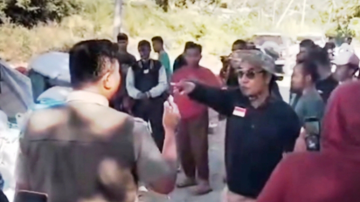Camat Lamba Leda Utara, Manggarai Timur, NTT, Agustinus Supratman ngamuk ke petugas BNPN. (tangkapan layar video)