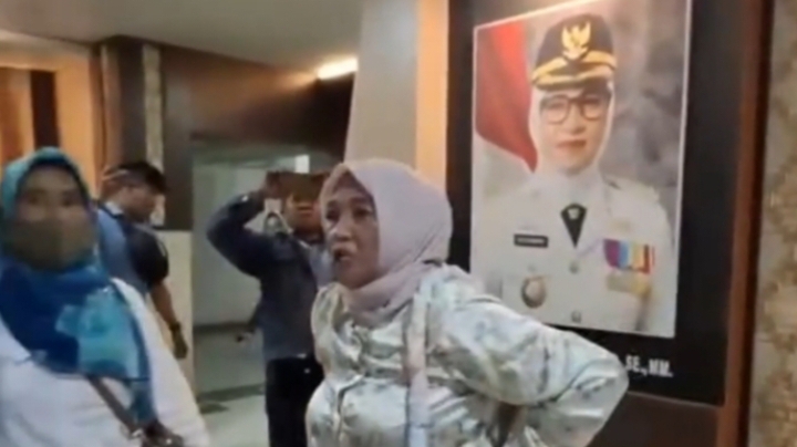 Aksi massa masuk ke Kantor Bupati Gowa