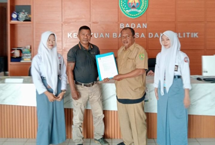Koordinator Wilayah (Korwil) THS-THM Kabupaten Kutai Timur, Ardianus, ST saat menerima Surat Keterangan Keberadaan di Kantor Kesbangpol, Pemerintah Kabupaten Kutai Timur, pada Senin (31/8/2026).