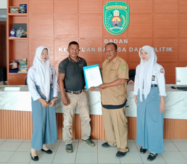Koordinator Wilayah (Korwil) THS-THM Kabupaten Kutai Timur, Ardianus, ST saat menerima Surat Keterangan Keberadaan di Kantor Kesbangpol, Pemerintah Kabupaten Kutai Timur, pada Senin (31/8/2026).
