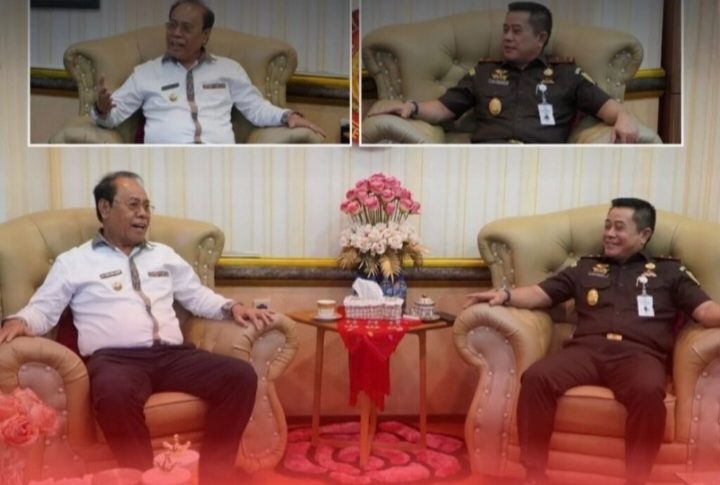 Bupati Malaka dr. Stefanus Bria Seran, M.ph bersama Kajati NTT Roch Adi Wibowo, S.H., M.H di Kantor Kejati NTT, Kupang, pada Rabu (19/8/2026). (Foto unggahan IG resmi @kejatintt). 