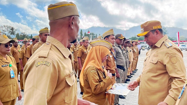 Bupati Timor Tengah Utara (TTU) Yoseph Falentinus Delasalle Kebo menjatuhkan sanksi disiplin kepada 114 Aparatur Sipil Negara (ASN) di lingkungan Pemkab TTU. Sanksi disampaikan langsung saat apel pagi, Senin (24/8/2026).