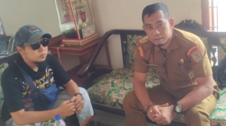 Ketua Umum DPP LSM GEMMAKO Asahan, Dodi Antoni bersama Penjabat (Pj) Kepala Desa Punggulan Arianto, SE,