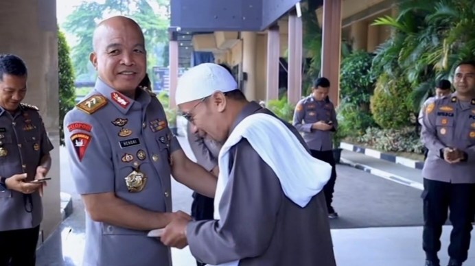 Kapolda Banten Irjen Pol. Hengki, S.I.K., M.H beri hadiah umroh untuk Ustadz H. Muhaidi