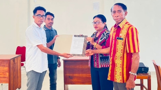 Acara penyerahan Surat Keterangan Pemberitahuan Keberadaan Organisasi Kemasyarakatan kepada pengurus THS-THM Malaka berlangsung di Kantor Kesbangpol Kabupaten Malaka. Surat diserahkan langsung oleh Sekretaris Kepala Badan Kesbangpol Kabupaten Malaka, Rofina Liku, S.Sos, didampingi jajaran staf, dan diterima oleh Sekretaris III THS-THM Korwil Malaka, Abel Pereira pada, Kamis (27/8/2026).