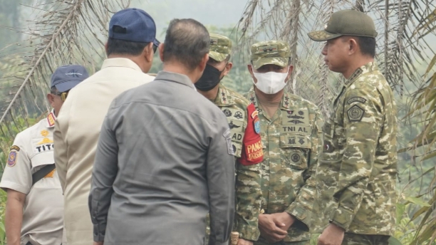 Panglima TNI Jenderal TNI Agus Subiyanto mendampingi Presiden Republik Indonesia Prabowo Subianto meninjau langsung penanganan Kebakaran Hutan dan Lahan [Karhutla] di Provinsi Kalimantan Barat Sabtu [22/8/2026].