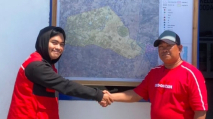 Anugerah Dirga dari Prodi Teknik PWK UNHAS dan Lurah Toddang Pulu, Mannurung S.E,